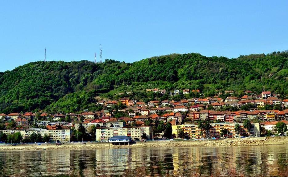 شقة Orşova  في Apartament R&A المظهر الخارجي الصورة